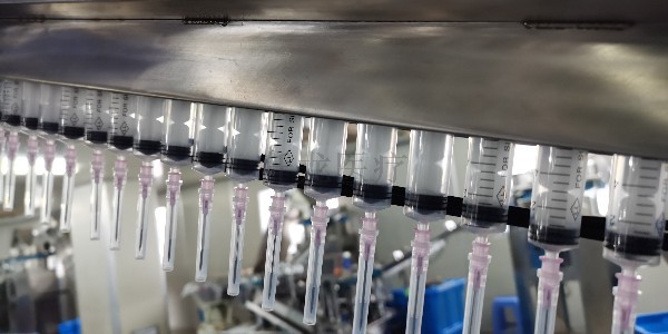 生產一次性注射器的設備貴嗎