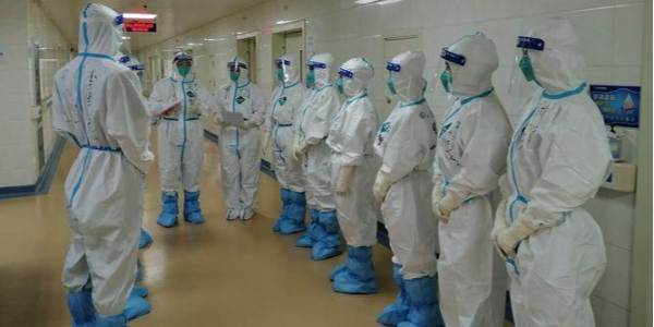 防護服的規格、材料、質量都應得到嚴格的控制